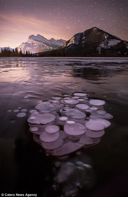 Đó chính là những bong bóng khí metan bị đông lạnh, nằm lưu lại giữa lòng hồ.
